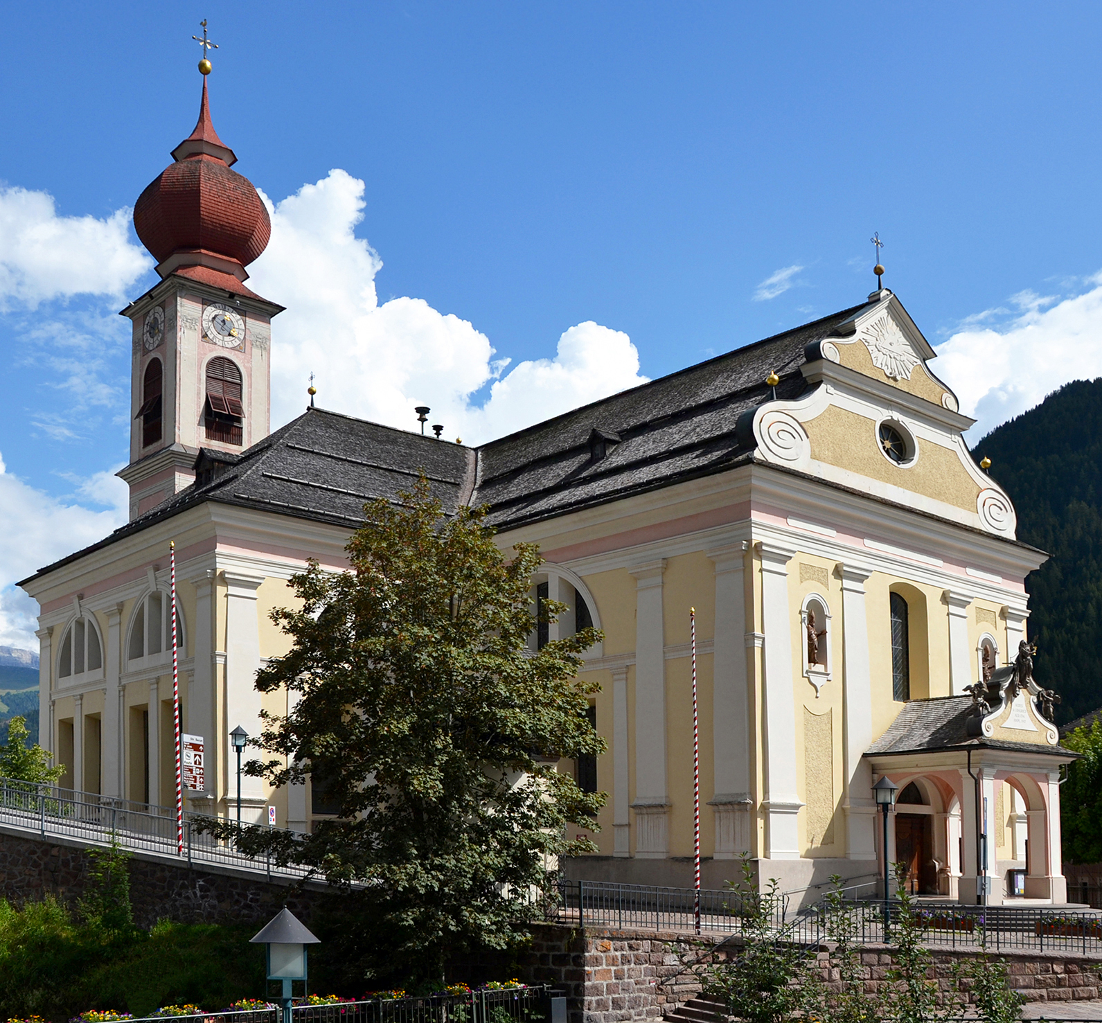 Dlieja de San Durich - Pfarrkirche von St. Ulrich - Chiesa parrocchiale di Ortisei — photo from their website